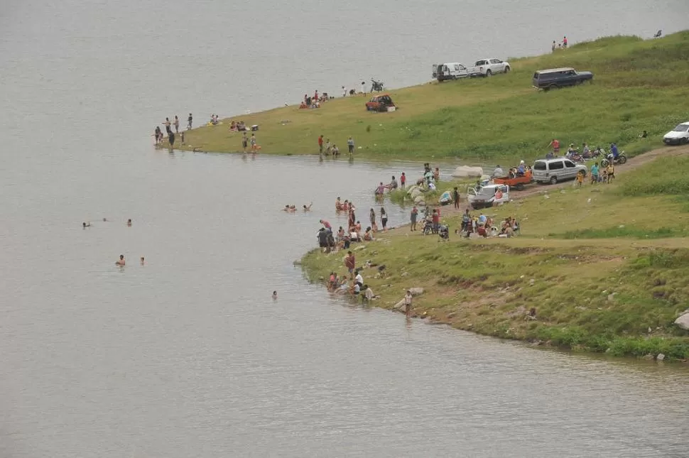 PLAYA. Cientos de visitantes escaparon de la ciudad para refrescarse a orillas del dique Celestino Gelsi. la gaceta / fotos de antonio ferroni