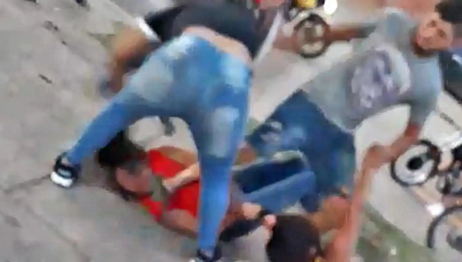 A los gritos pidieron hacer una denuncia, pero eran los acusados de golpear a una joven