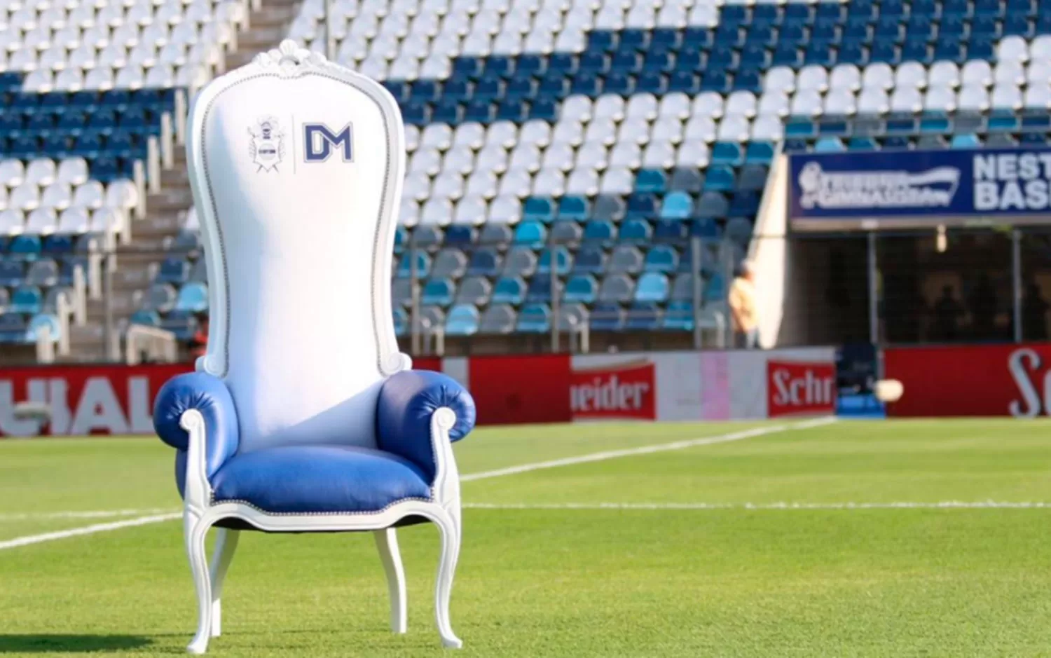 Subastan el sillón que usa Maradona para dirigir Gimnasia