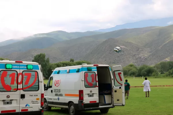 Sortearon los derrumbes de la ruta 307 con un helicóptero y trasbordos