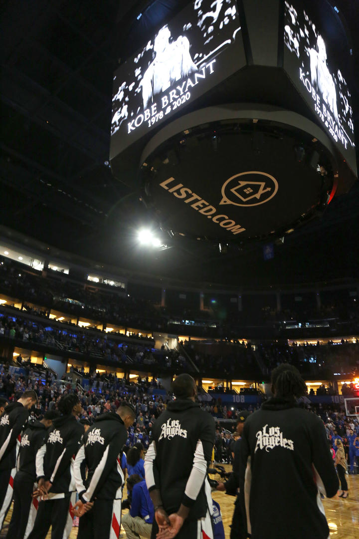 EMOTIVO. En el partido de la NBA entre Orlando Magic y Los Ángeles Clippers se hizo un minuto de silencio.  fotos reuters