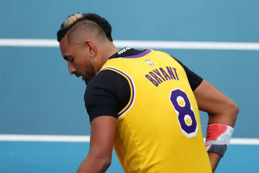 TENIS. El australiano Nick Kyrgios usó la camiseta de Bryant en los octavos de final del Abierto de Australia.