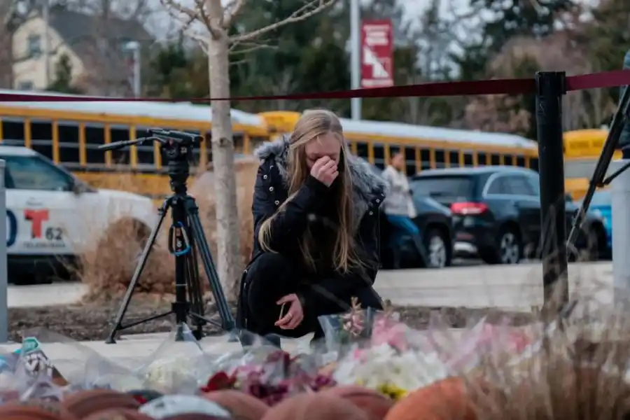 TRISTE. Una fanática llora en el “Bryant Gymnasium” de una escuela de Filadelfia. 