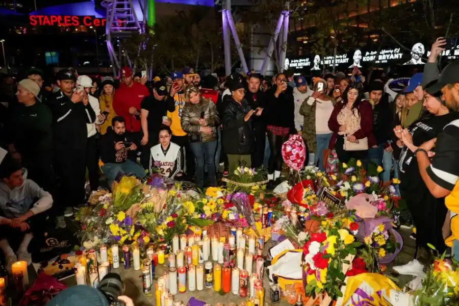 TRIBUTO. En Los Ángeles, cerca del Staples Center, hubo ofrendas para el ídolo.