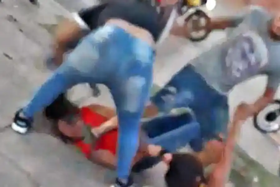 A los gritos pidieron hacer una denuncia, pero eran los acusados de golpear a una joven