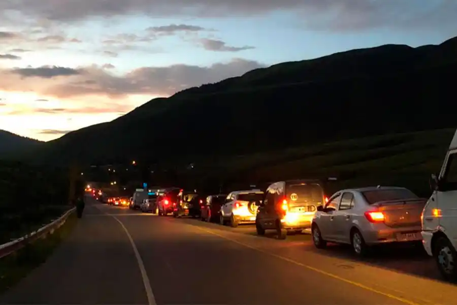 ANTES DE LA APERTURA. Poco después de las 6, ya había una fila de autos a la espera de poder bajar desde Tafí del Valle.