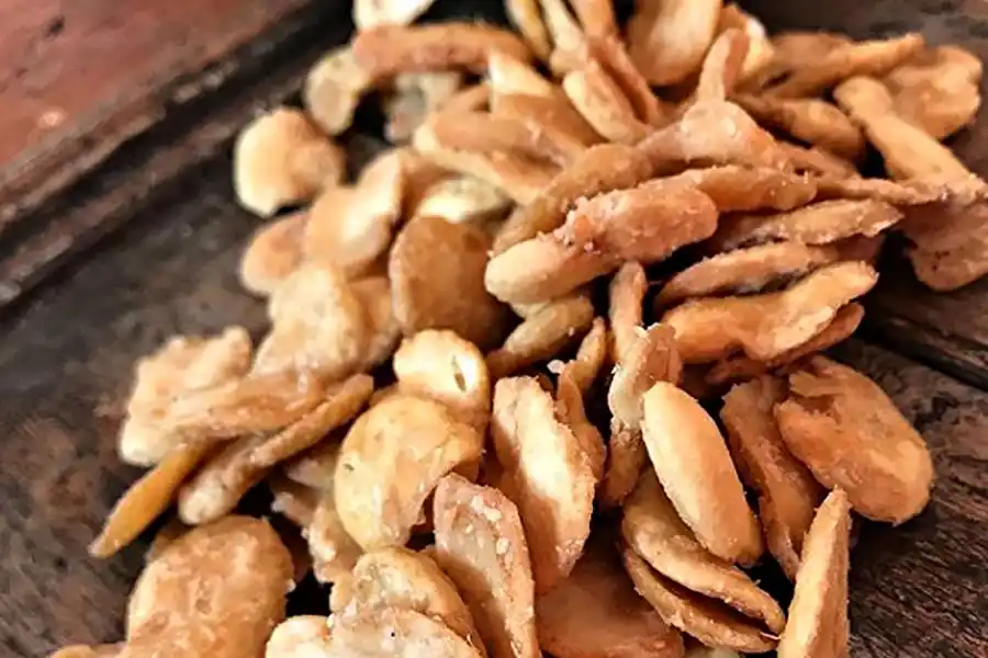 HABAS SECAS. Con sal de mar. Se trata de una legumbre poco usada en esta parte del mundo, aunque posee muchos beneficios, sostienen desde la cuenta @riwunsnacks: contiene potasio, proteínas, fibra, fósforo y vitamina B1. Se las hidrata previamente. Luego hay que condimentar, salar y llevar a horno durante 15 minutos.