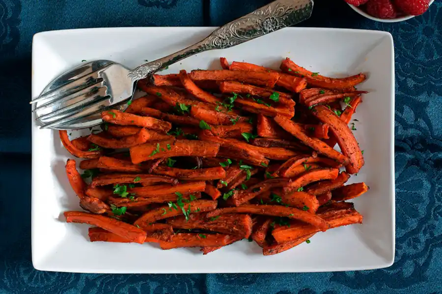 ZANAHORIAS. ideal para dips. Mezclar en un bowl mostaza, aceite de oliva y sal. Separar. En una placa colocar los bastones de zanahoria previamente pelados, bien separados. Agregarle la preparación. Llevar a horno fuerte durante media hora. Antes de terminar, agregarle un poco del aceite con especias y hierbas aromáticas frescas. Va muy bien con el puré de garbanzos. 