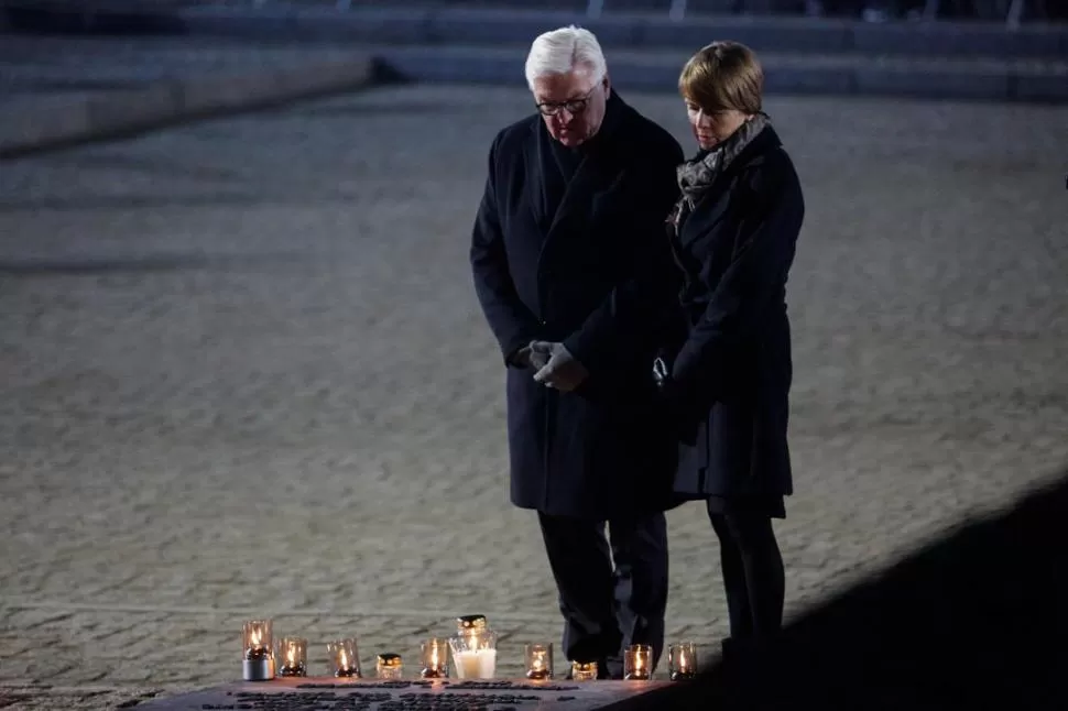 DURANTE EL ACTO. El presidente alemán y su esposa, en Auschwitz. reuters