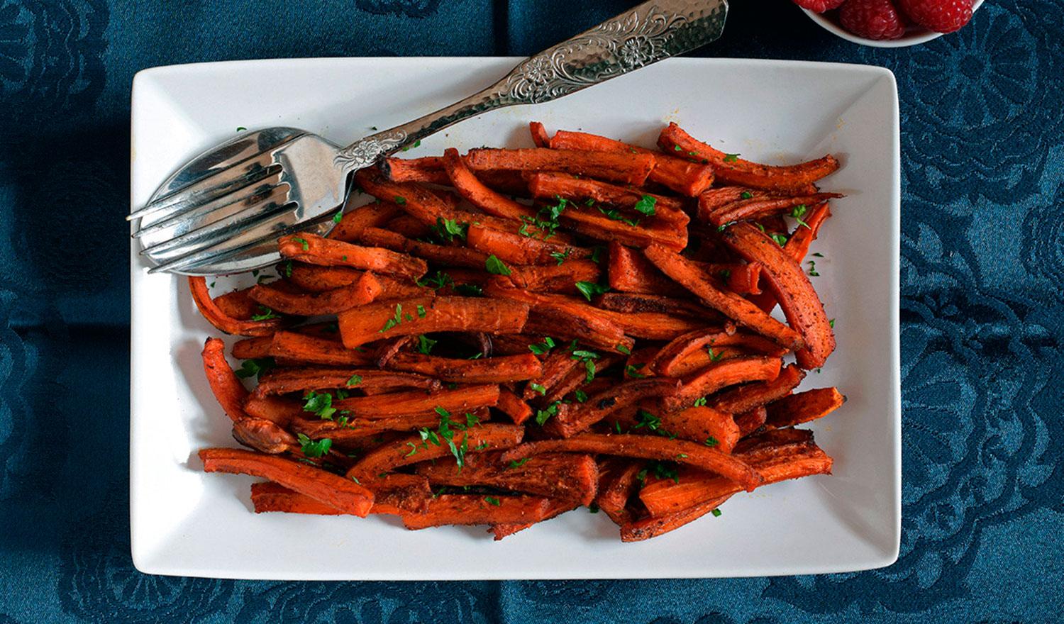 ZANAHORIAS. ideal para dips. Mezclar en un bowl mostaza, aceite de oliva y sal. Separar. En una placa colocar los bastones de zanahoria previamente pelados, bien separados. Agregarle la preparación. Llevar a horno fuerte durante media hora. Antes de terminar, agregarle un poco del aceite con especias y hierbas aromáticas frescas. Va muy bien con el puré de garbanzos. 