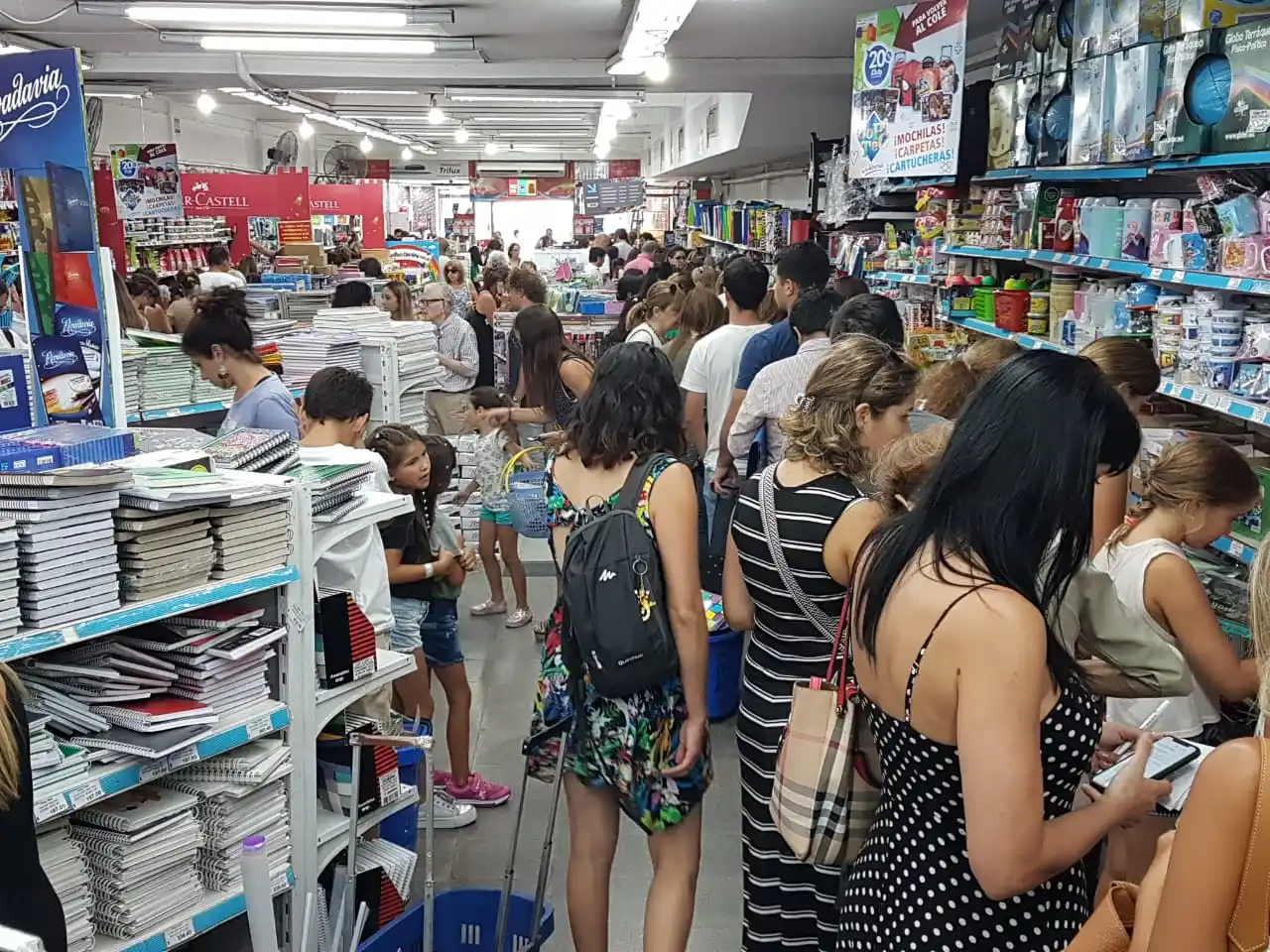 Largas filas para aprovechar el ultimo día de descuento con Club La Gaceta.