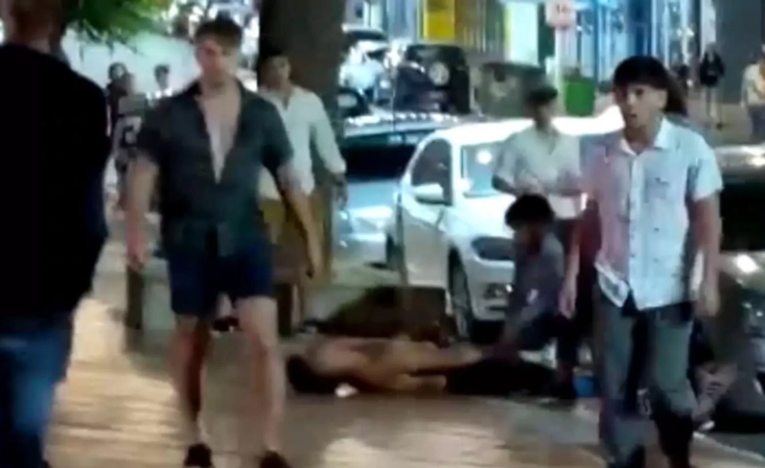 LA ESCENA. Fernando Báez Sosa en el suelo, luego de sufrir la mortal agresión de los rugbistas de Zárate.