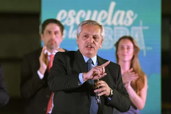 Alberto parte rumbo a Europa en su segunda gira oficial