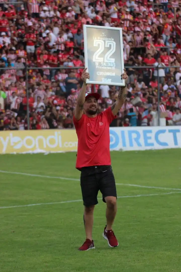 SUEÑO CUMPLIDO. Walter muestra orgulloso la camiseta encuadrada que recibió. foto de belén olivera