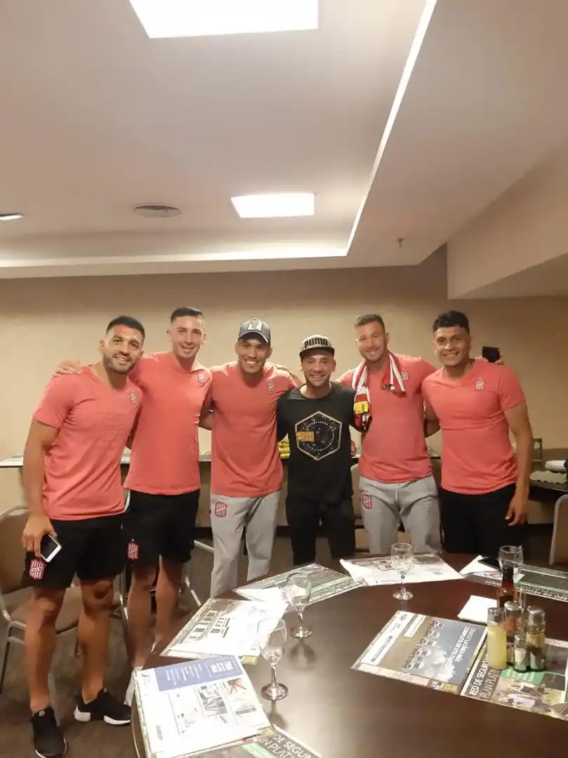 PARA EL RECUERDO. Abel Luciatti, Lucas González, Ignacio Arce, Walter Salinas, Luciano Pons y Lucas Diarte, posan para la cámara en las instalaciones del hotel. 