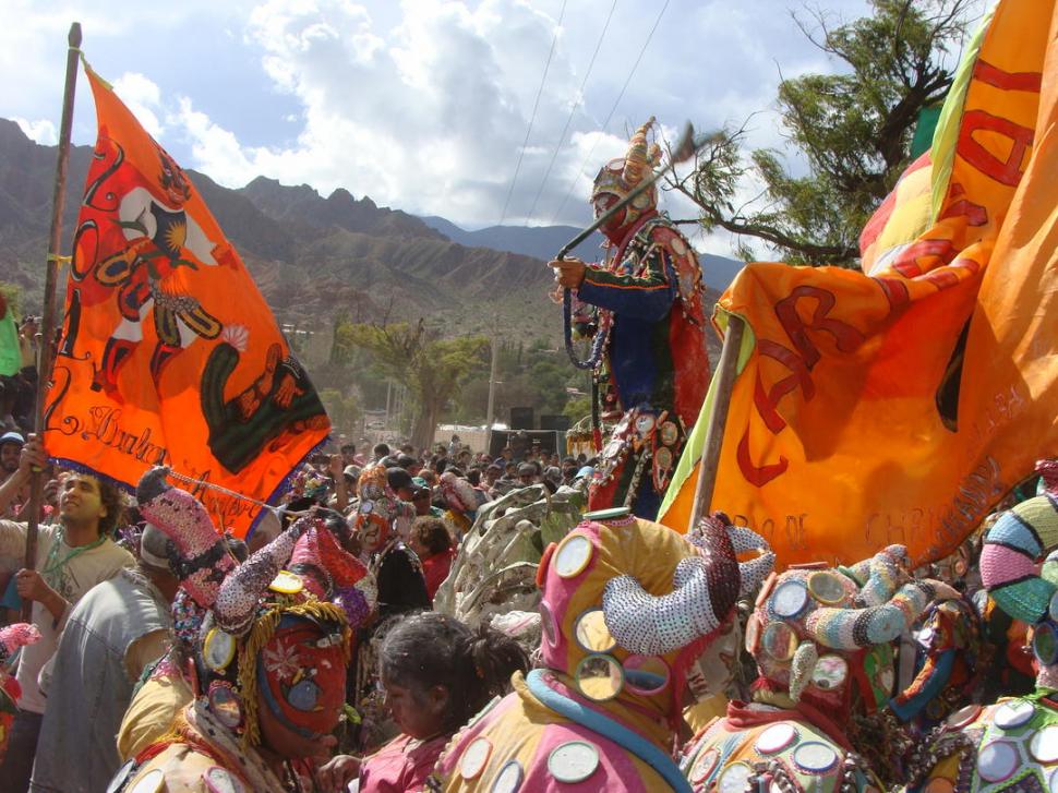 TILCARA. Los diablos que simbolizan el carnaval se mezclan con la multitud que celebra en las calles del pueblo de la Quebrada de Humahuaca. 