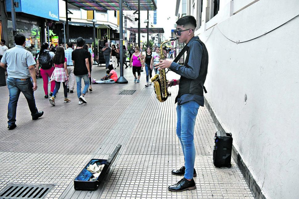 JUVENTUD. Santiago Juárez, de 16 años, brinda el toque romántico al paisaje interpretando canciones en su saxofón.  