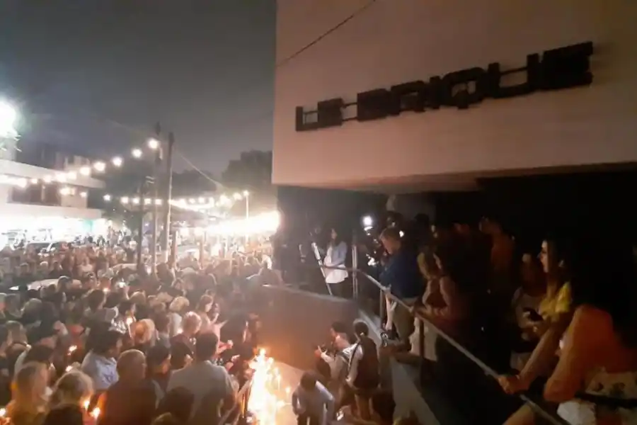 REZOS. En Le Brique se organizaron rondas de oración por Báez Sosa. 