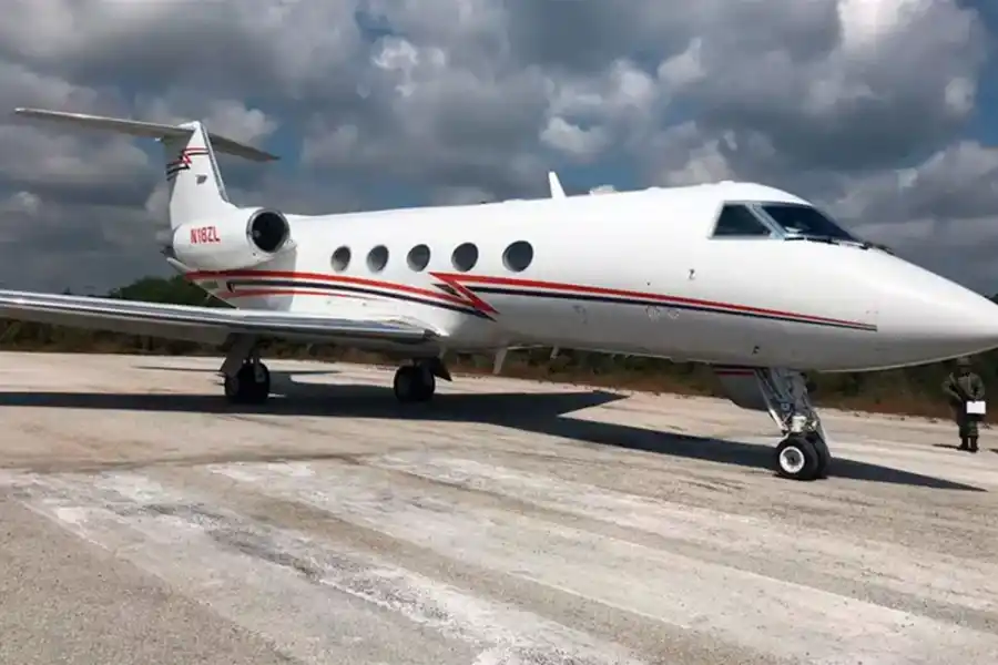 EL JET PRIVADO. Tuvo que aterrizar a orillas del mar Caribe.