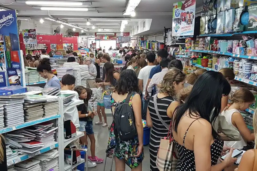 Largas filas para aprovechar el ultimo día de descuento con Club La Gaceta.