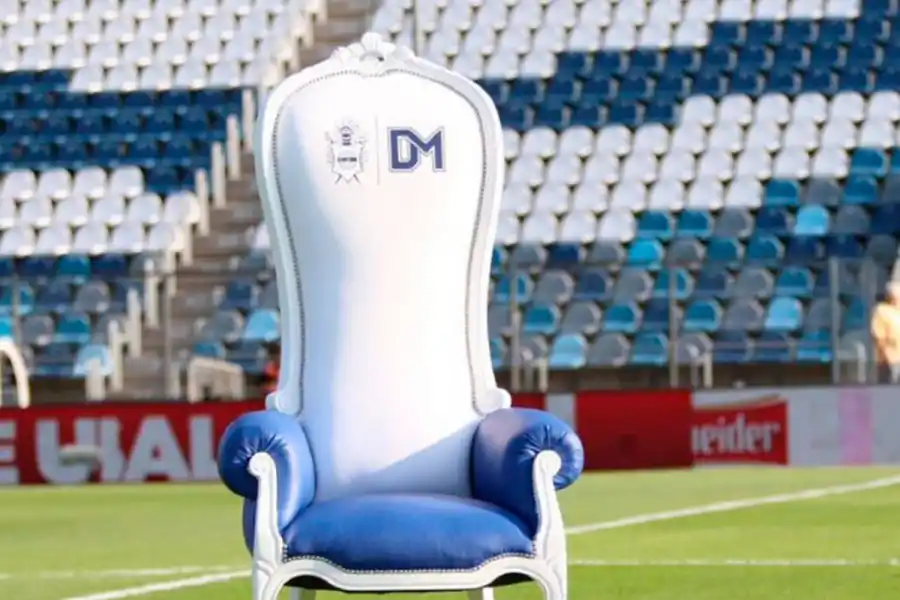 RÉPLICA. Podés comprar el mismo sillón por $ 50.000 pero sin la firma de Diego. FOTO TOMADA DE GIMNASIA.ORG.AR