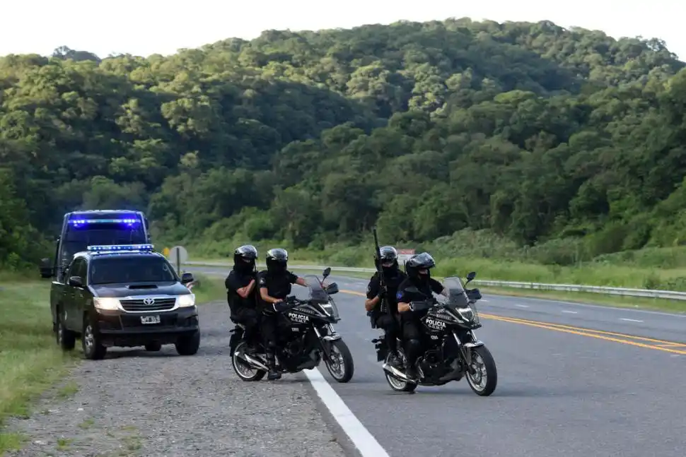REGRESO. Los móviles salen raudos hacia San Miguel de Tucumán, para despistar a los hombres de prensa.  