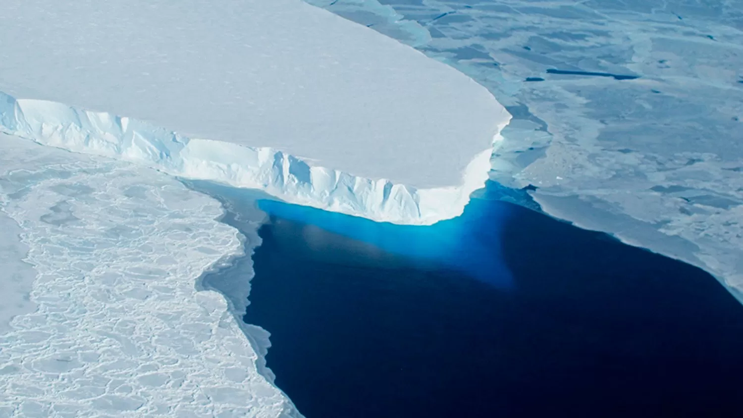 Detectan por primera vez agua tibia bajo un glaciar de la Antártida