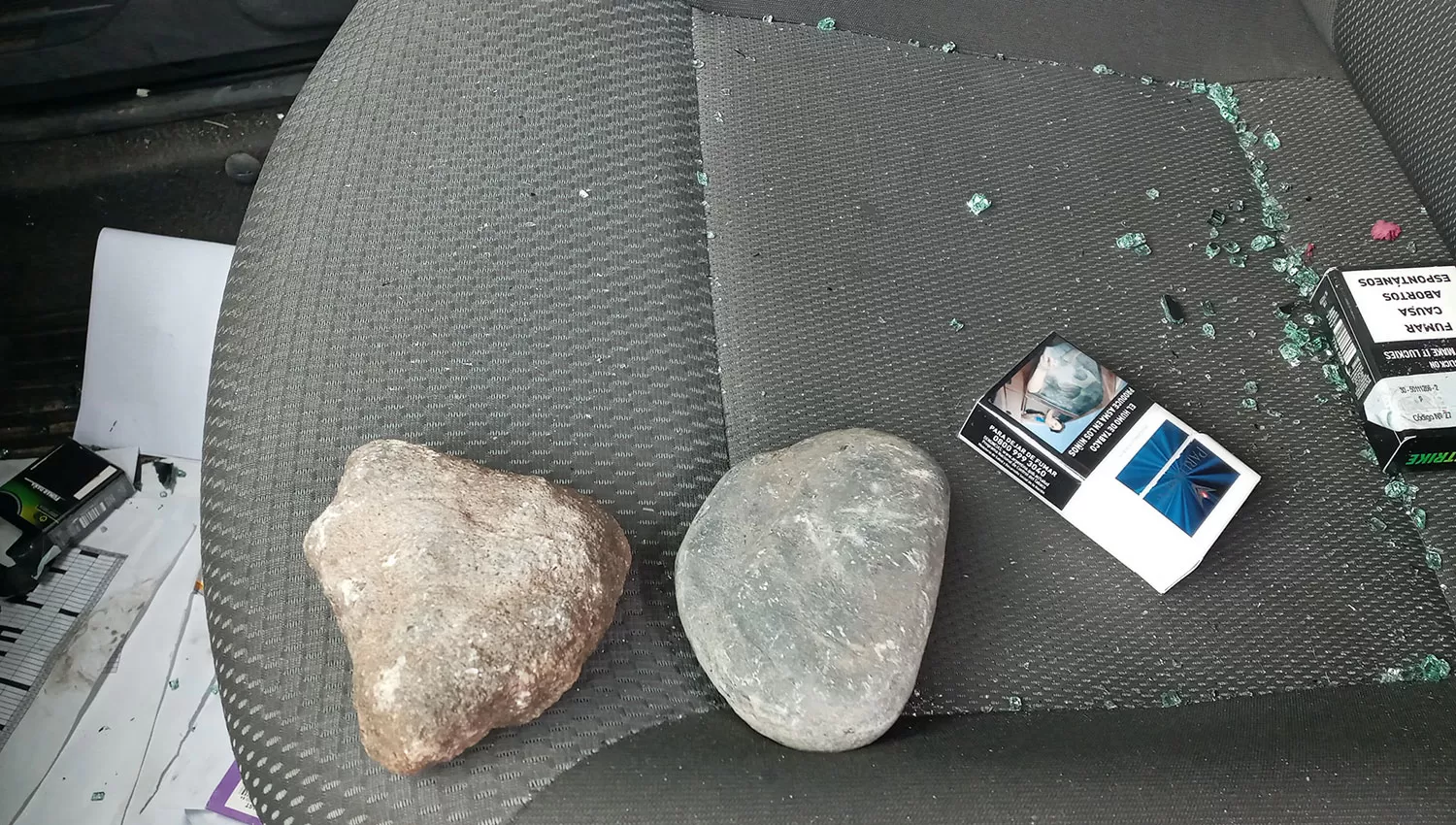 Las piedras que rompieron los cristales de la camioneta de Granger.