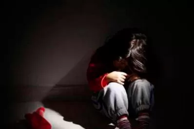 Se fue a fijar si su bebé dormía y vio que su tío intentaba abusar de él