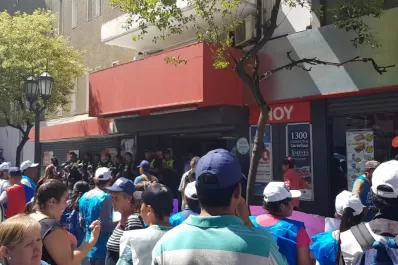 Con presencia policial, Barrios de Pie reclama en los supermercados céntricos