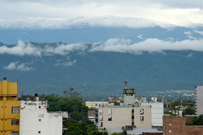 En pleno verano, las cumbres amanecieron cubiertas de un manto blanco