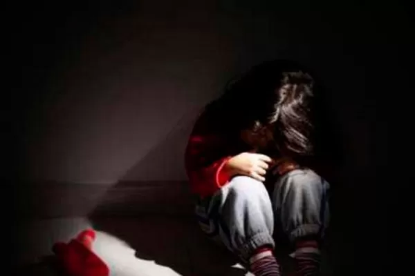 Se fue a fijar si su bebé dormía y vio que su tío intentaba abusar de él