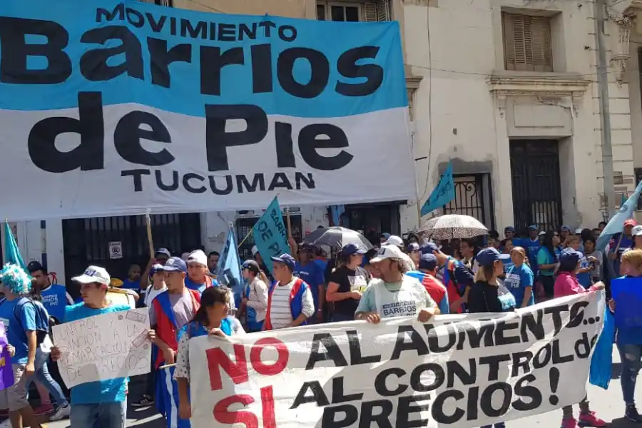 Con presencia policial, Barrios de Pie reclama en los supermercados céntricos