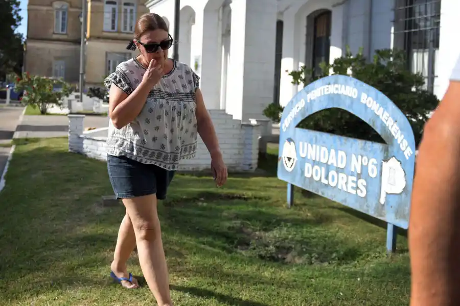 VISITA. Los familiares acompañaron hoy a sus hijos en el penal de Dolores.