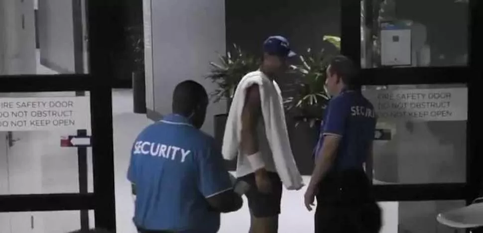 CALMA. Momento en que “Rafa” recibe el “no” del guardia de seguridad. CAPTURA DE VIDEO
