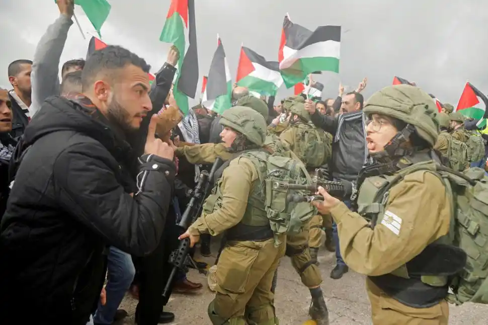 Un manifestante de Palestina discute con un soldado israelí