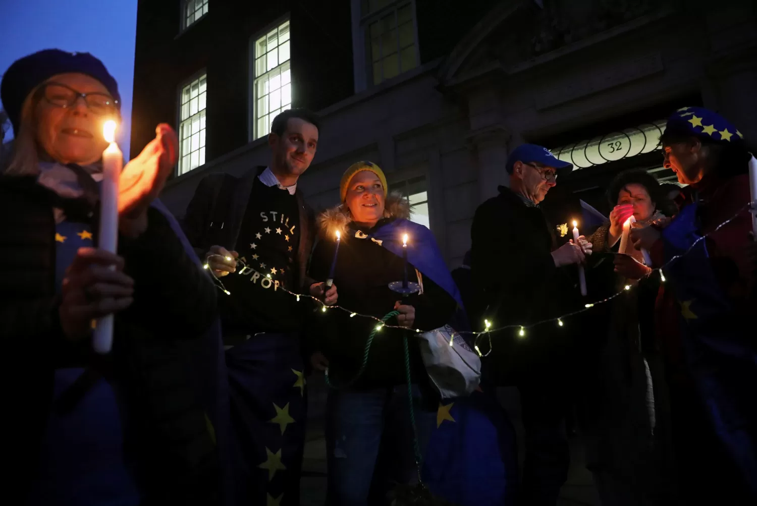 Los británicos anti Brexit se manifestaron con una vigilia a la luz de las velas.
