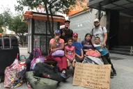 Los siete venezolanos varados en la peatonal pasarán la noche en el Complejo Ledesma