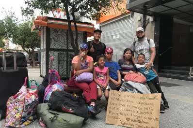 Llegaron a dedo desde Venezuela, huyendo del hambre, y quedaron varados en la peatonal