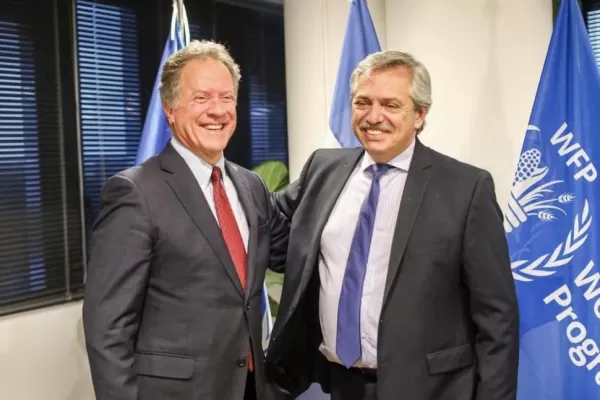 Fernández inicia su gira europea con una reunión con Francisco