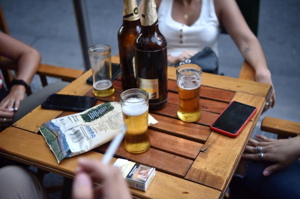 EXCESOS. Las promociones de bebidas alcohólicas en los bares incitan a beber mucho alcohol en un solo episodio. La Gaceta / Inés Quinteros Orio 