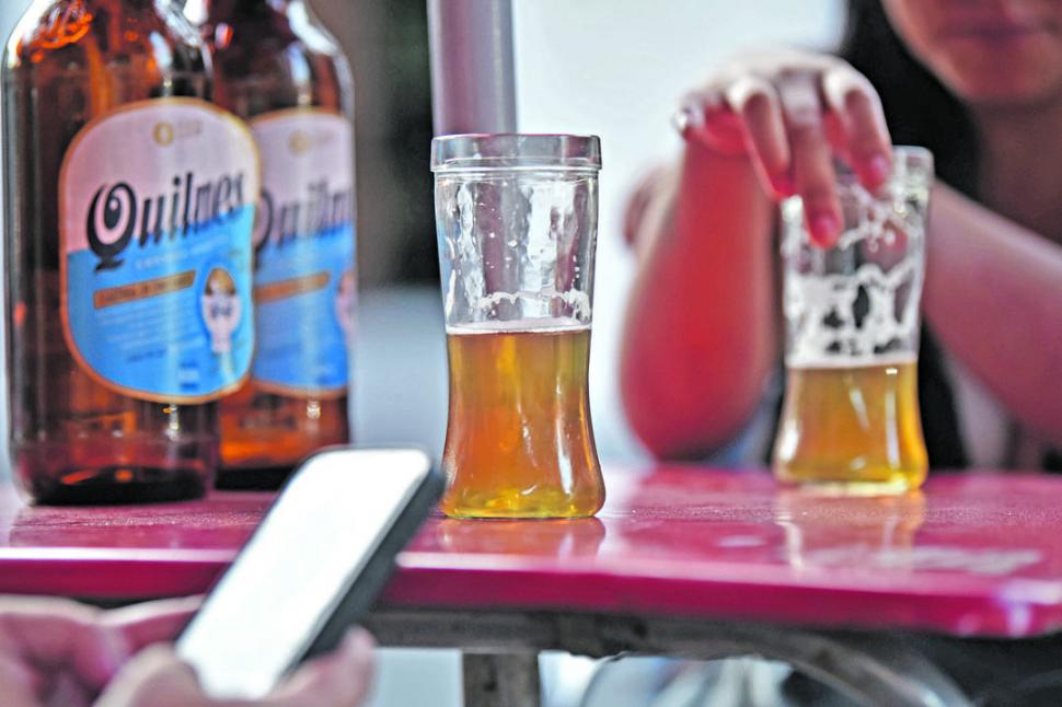 FINAL DEL DÍA. Los jóvenes suelen salir a tomar una cerveza, después del trabajo o el estudio, cualquier día de la semana. La Gaceta / Inés Quinteros Orio