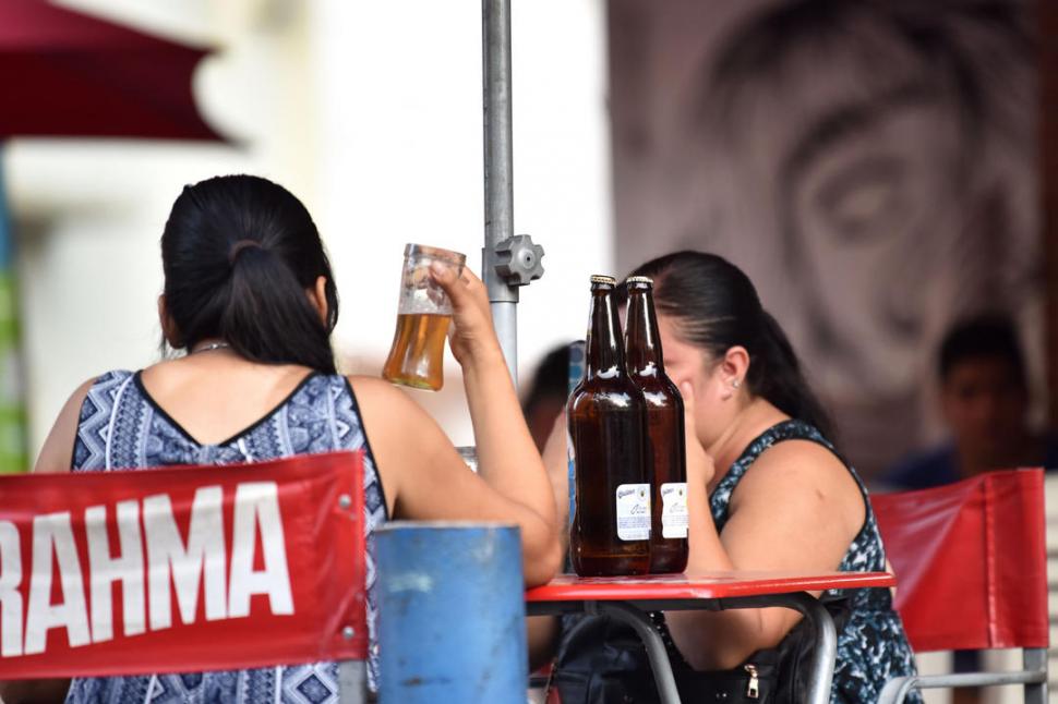 RÉCORD. Cervezas afuera de un kiosco. Cada año, el consumo asciende en Argentina a 9,8 litros de alcohol puro por persona. La Gaceta / Inés Quinteros Orio