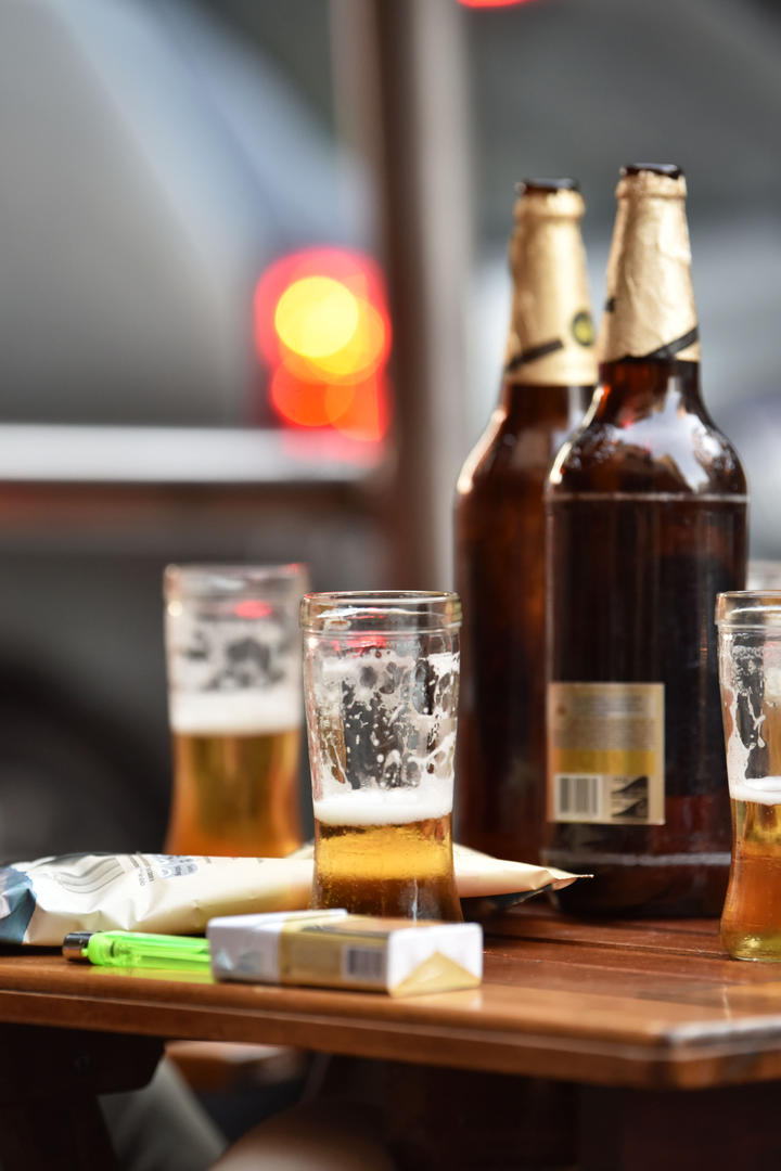 RÉCORD. Cervezas afuera de un quiosco. Cada año, el consumo asciende en Argentina a 9,8 litros de alcohol puro por persona. La Gaceta / Inés Quinteros Orio