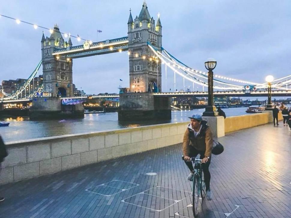 EN EL LONDON BRIDGE. Pedro Soria Cano pasea en bici por Londres.   