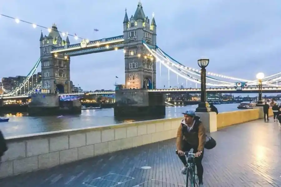 EN EL LONDON BRIDGE. Pedro Soria Cano pasea en bici por Londres.   