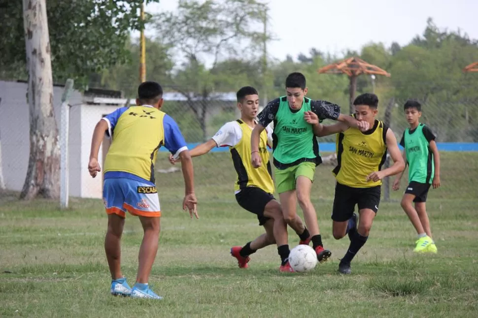 EN LA RAMADA DE ARRIBA. En cada práctica, los chicos intentan demostrar lo mejor; “Destino Ciudadela” los acerca a la ilusión de cumplir con el sueño de muchos: jugar al fútbol profesionalmente.   