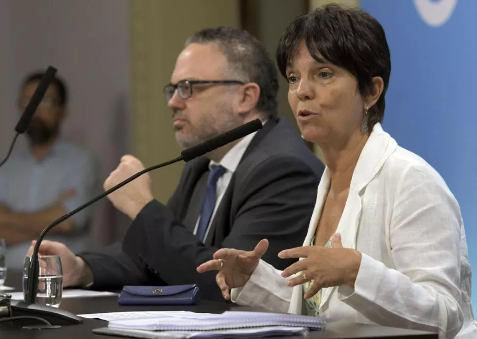 OFICIAL. Mercedes Marcó del Pont, titular de la AFIP, da el anuncio con el ministro de la Producción, Matías Kulfas. télam