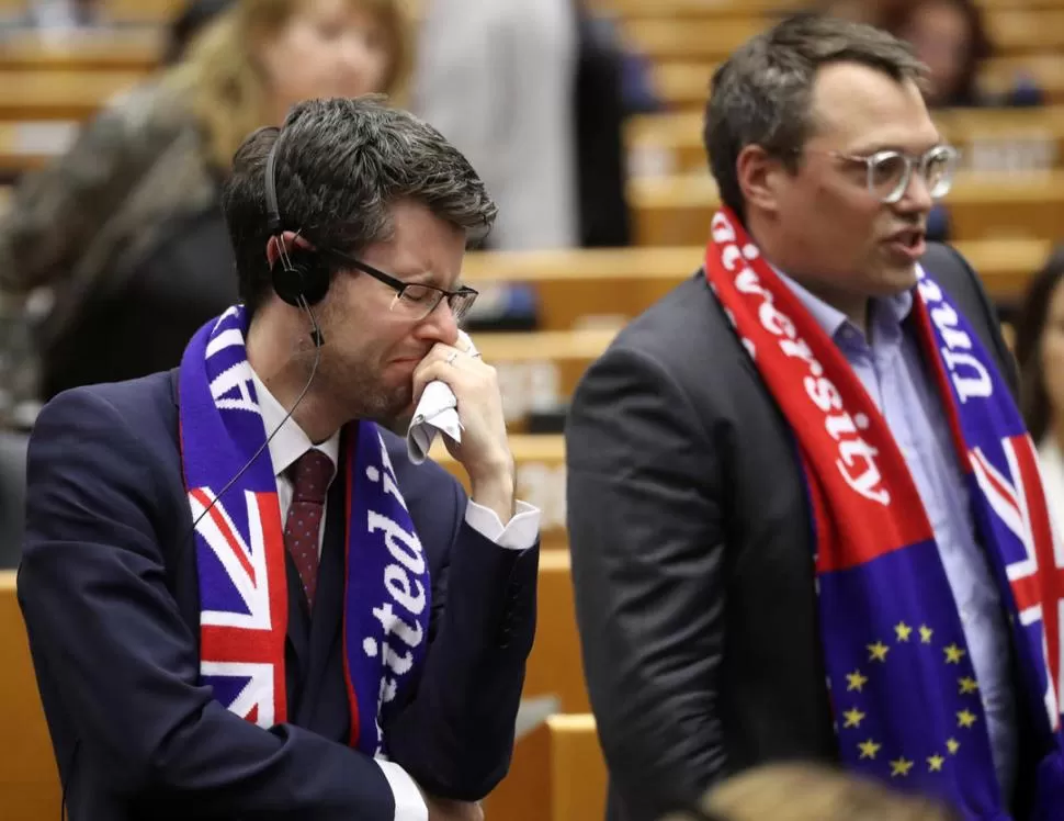 EMOCIÓN. Miembros del Parlamento Europeo reaccionan tras la votación. credito
