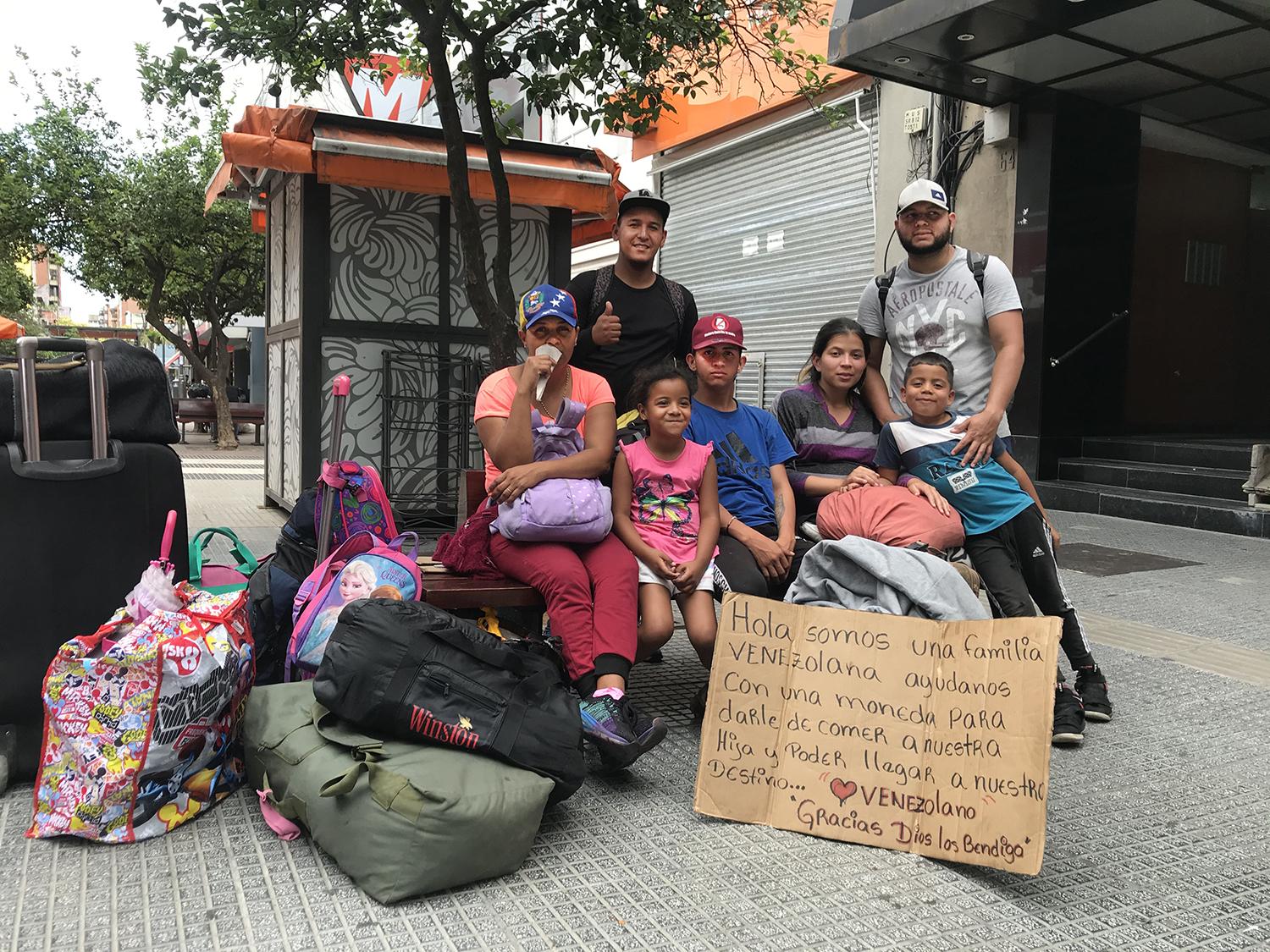 Los Cace y los Gonzalez, las dos familias que esperan ayuda para llegar a Bolivia.